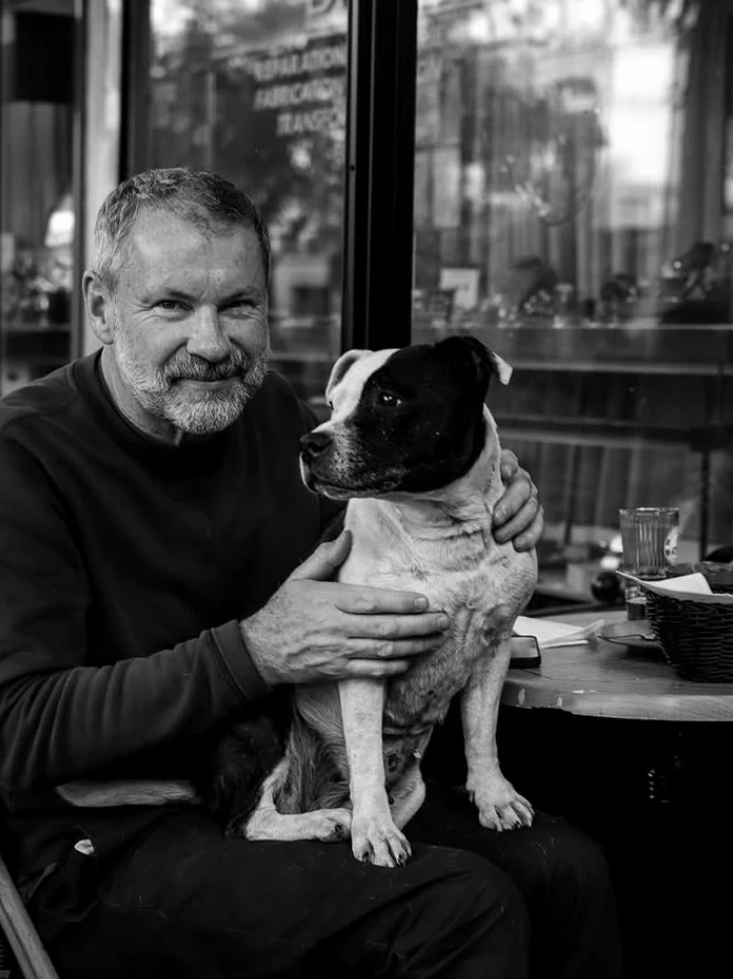 Complicité entre un chien et son maître photographiée en région parisienne